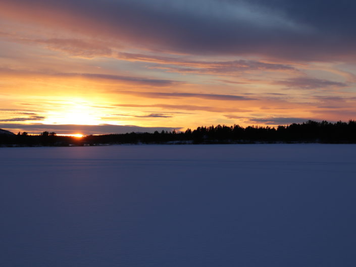couchers de soleil lac gelé hiver laponie suède