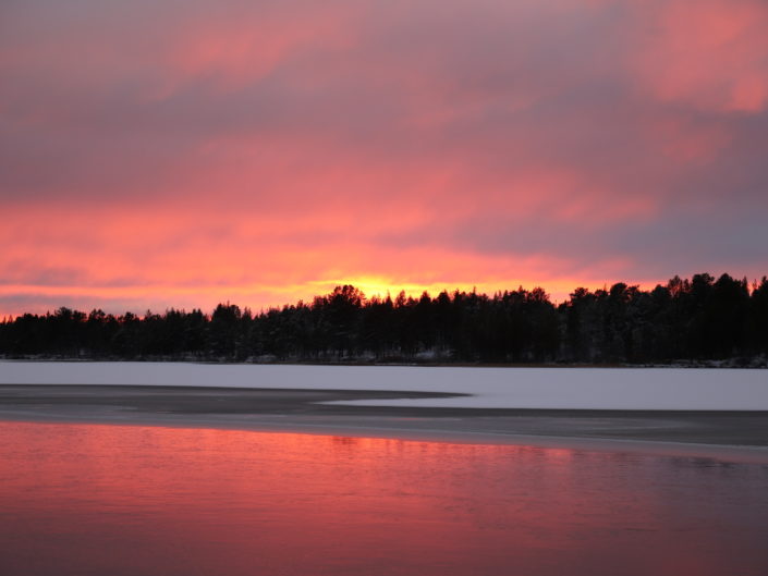 coucher soleil rose lac gelé